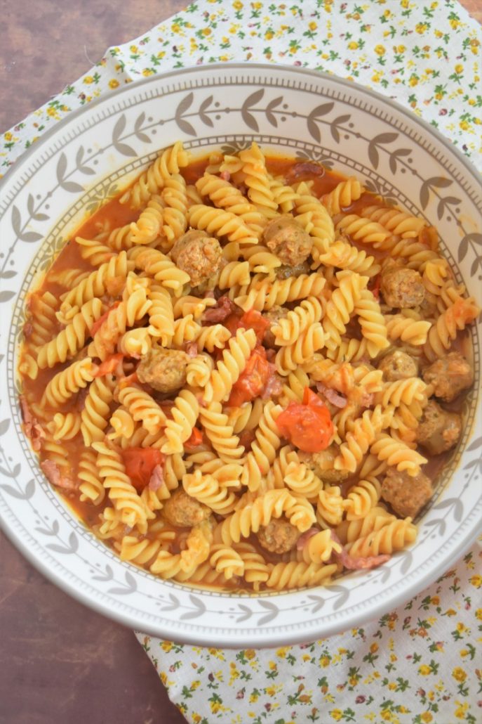 Pâtes aux saucisses et tomates cerise