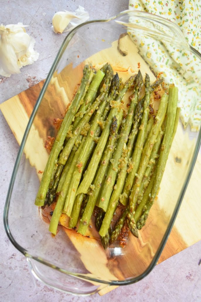 Les asperges vertes rôties