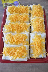 Burritos nappés de crème et cheddar