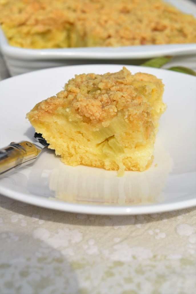 Part de crumb cake à la rhubarbe