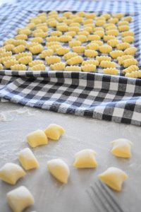 gnocchetti à sécher sur un linge