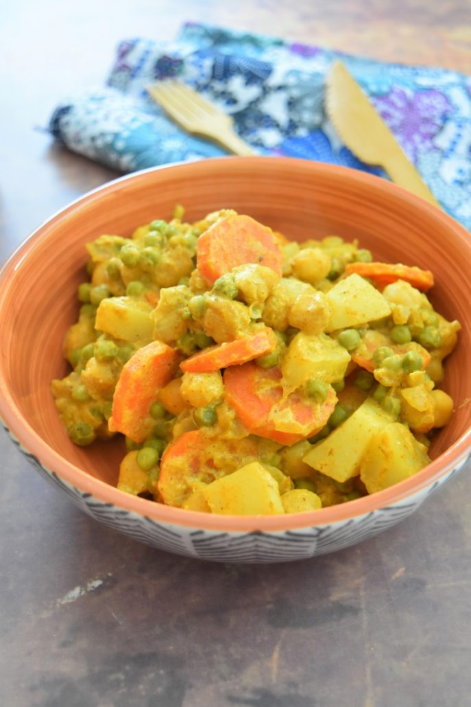 Korma aux pommes de terre, carottes, petits pois et pois chiches