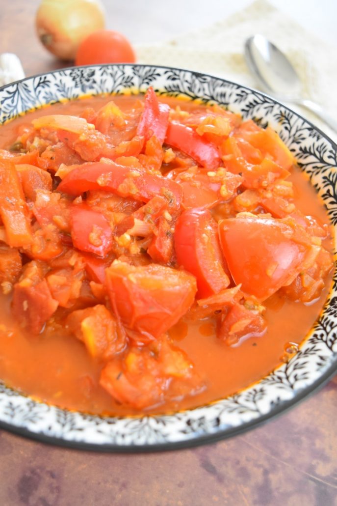 Poivrons rouges, tomates et oignons