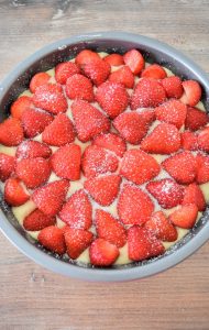 Préparation du gâteau aux fraises
