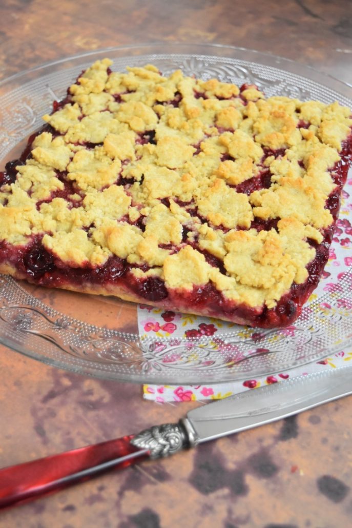 Tarte carrée aux framboises et crumble