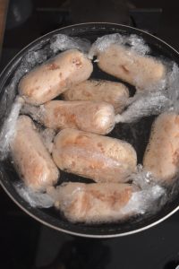 Boudins de poulet cuits à l'eau bouillante