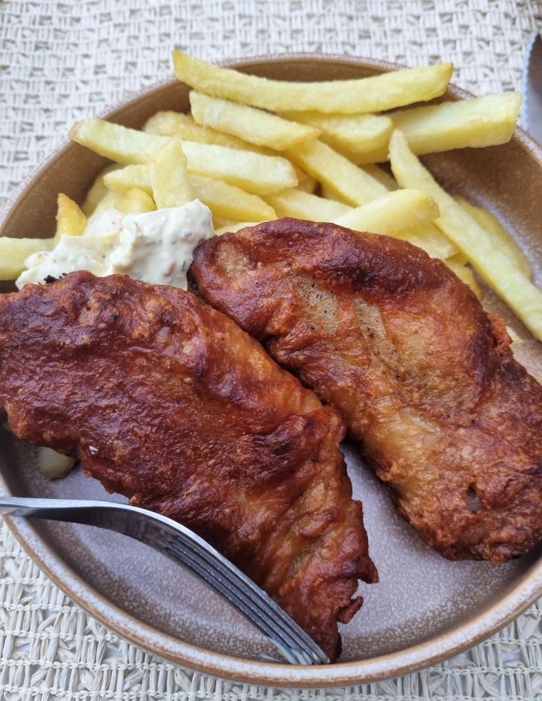 Fish and chips traditionnel, frites et sauce tartare