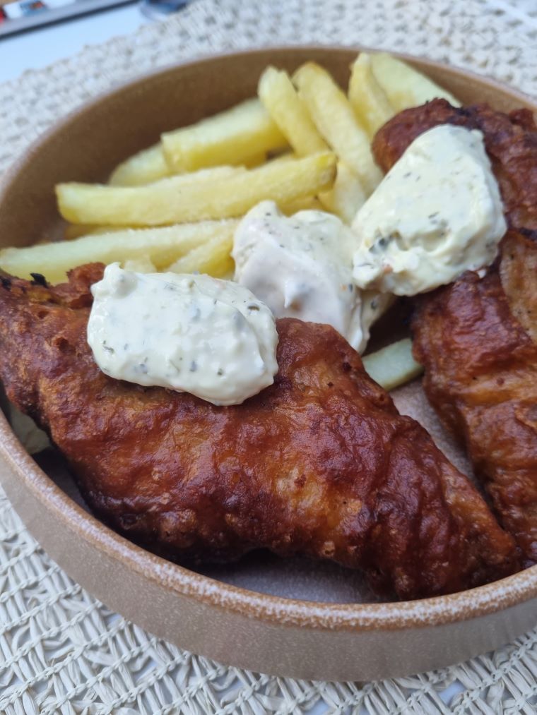 Fish and chips maison, avec frites et sauce tartare