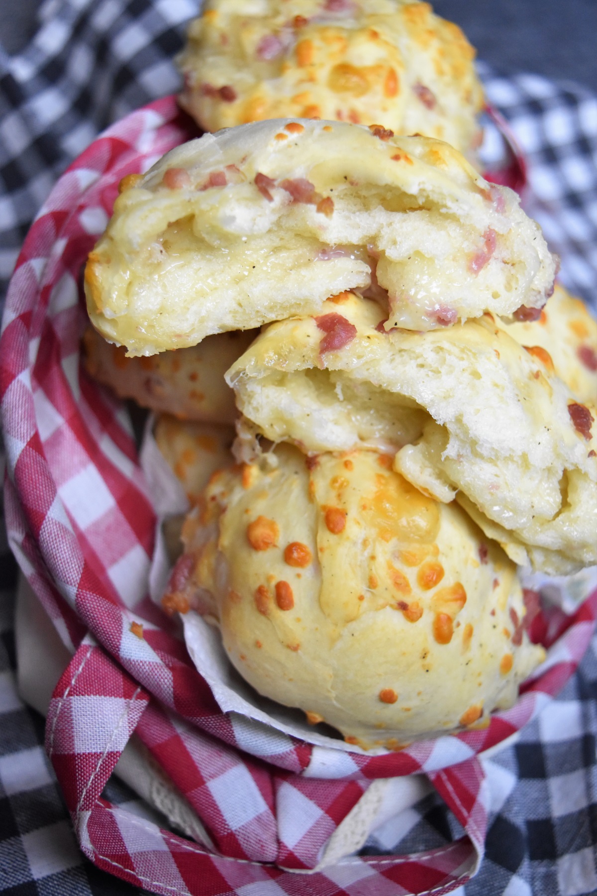 Pain aux lardons et fromage