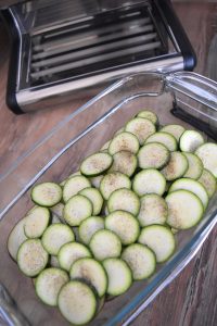 Préparation gratin d'aubergine et courgette