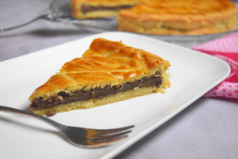 Part de gâteau basque au chocolat