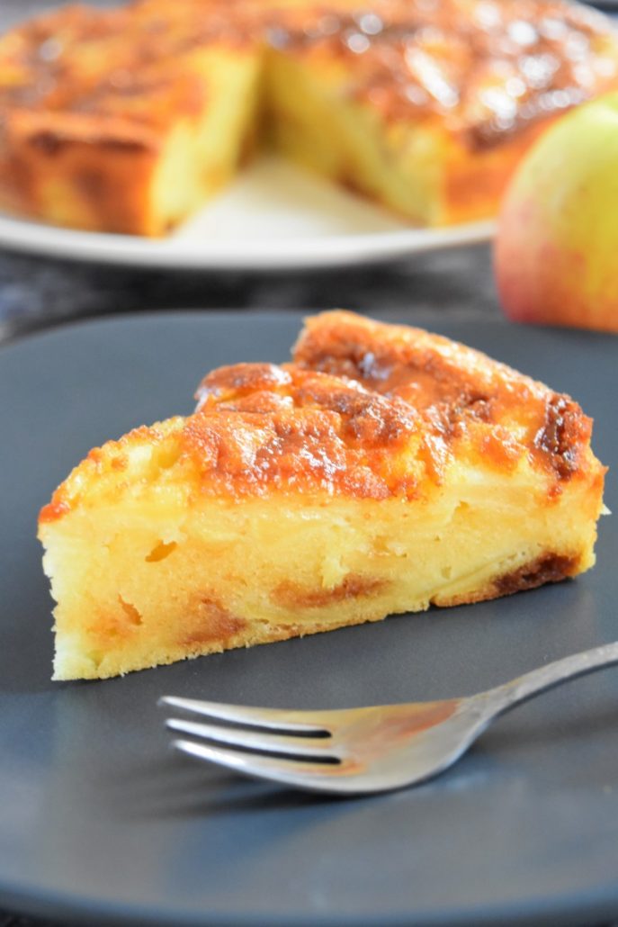 Gâteau au yaourt, pommes et caramel