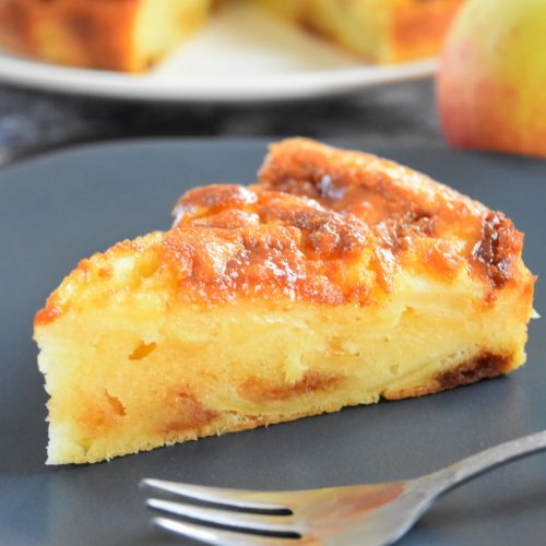 Gâteau au yaourt, pommes et caramel beurre salé