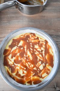 Caramel beurre salé sur le gâteau aux pommes