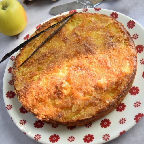 Gâteau aux pommes et sa surface craquante