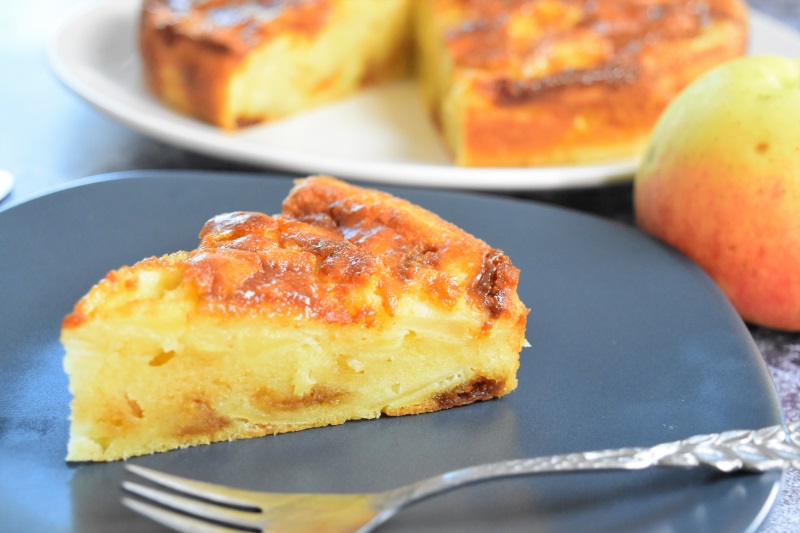 Moelleux au yaourt, pommes et caramel