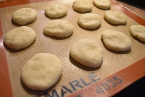 Préparation des beignets au yaourt