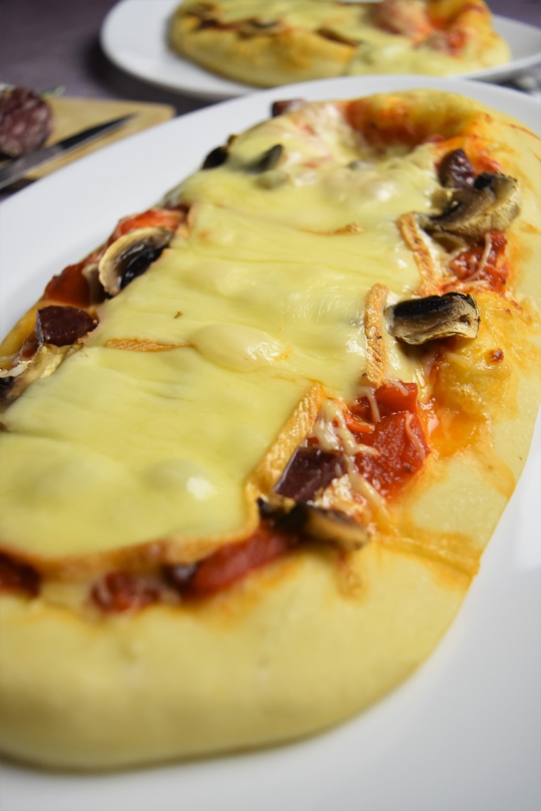 Pizza raclette et saucisson - recette de pâte à pizza maison