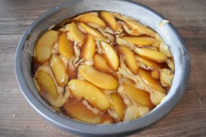 Gâteau aux pommes arrosé de caramel beurre salé