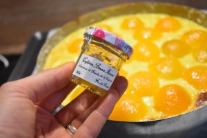 Flan brillant avec la confiture