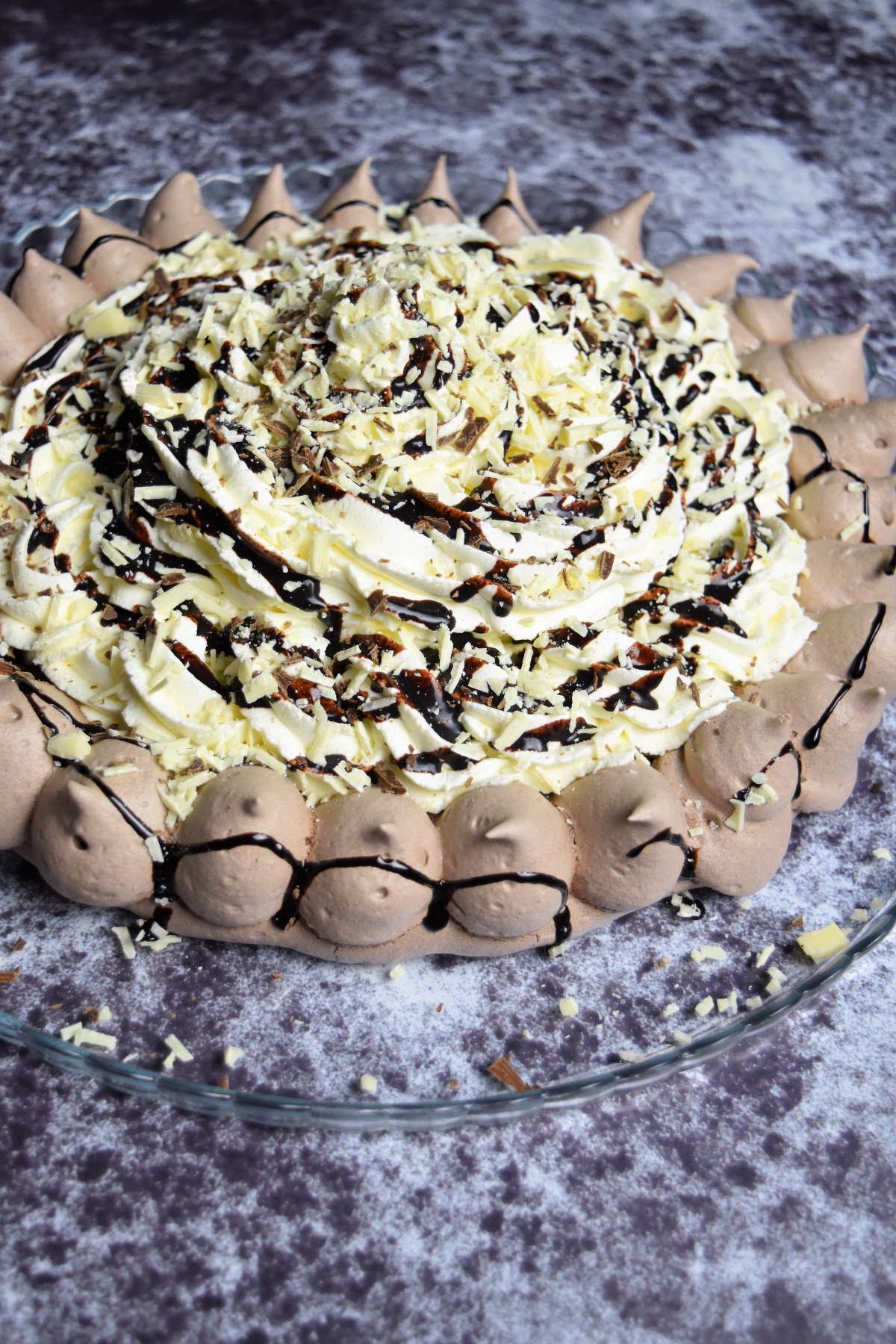 Pavlova au chocolat, chantilly mascarpone et sirop de chocolat