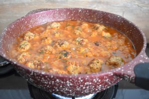 Cuisson des boulettes de boeuf en sauce