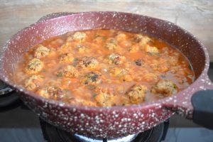 Cuisson des boulettes de boeuf en sauce