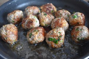 Cuisson de boulettes de boeuf maison