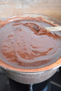 Chocolat noir et beurre fondus au bain-marie