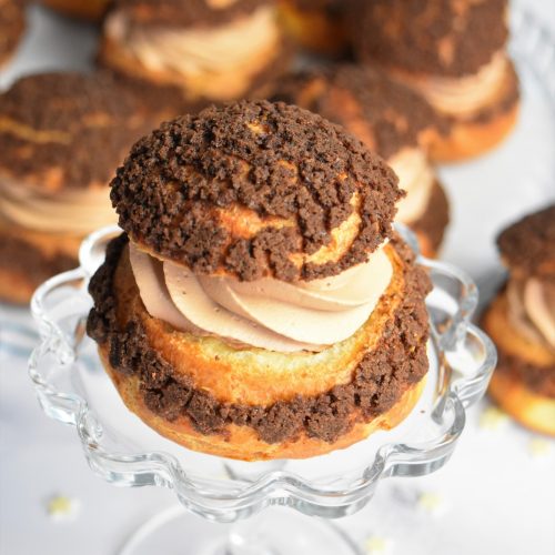 Choux crquelin cacao et ganache montée au chocolat au lait