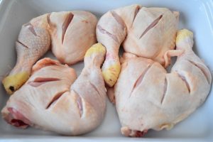 Cuisses de poulet entaillées