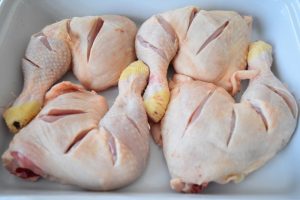 Cuisses de poulet entaillées