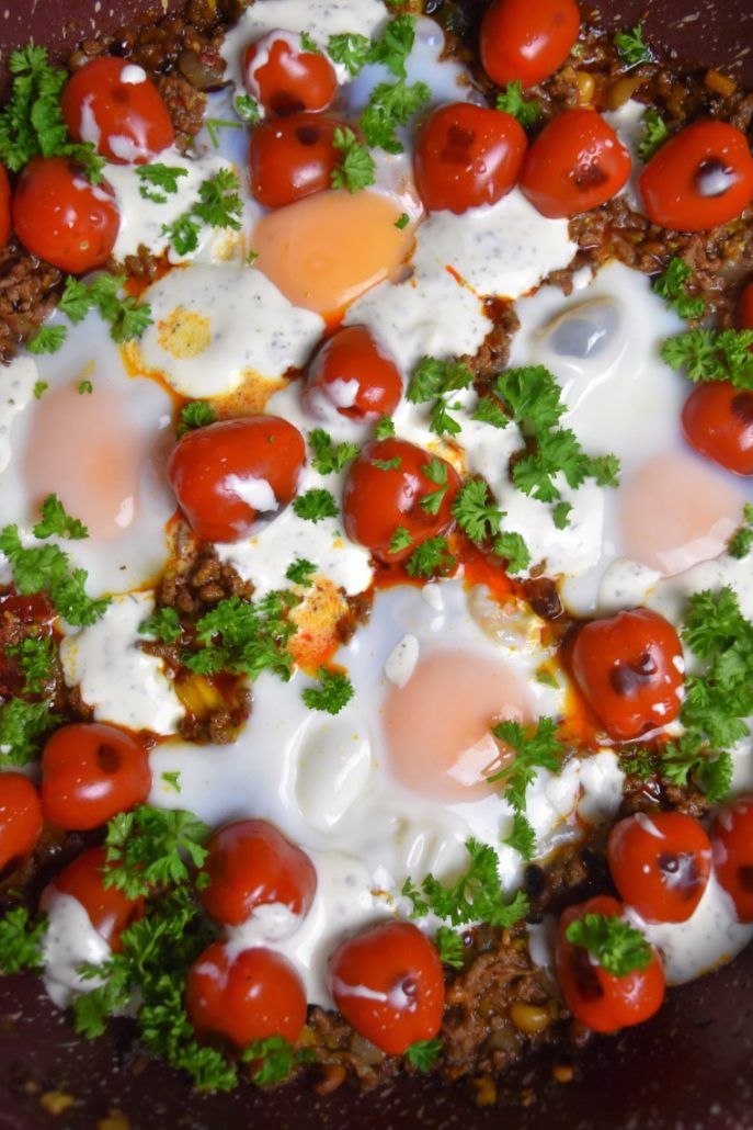 Oeufs au boeuf, tomates cerise, sauce yaourt