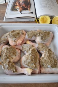 Préparation des cuisses de poulet rôties au citron