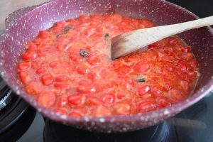 Cuisson de la sauce tomates cerise et piment