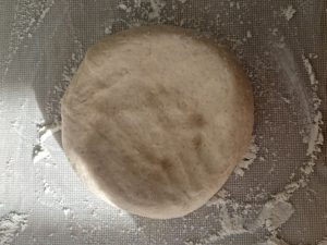 Etale rla pâte à pizza au levain