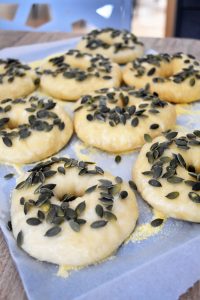 Bagels dorés au blanc d'oeuf et aux graines