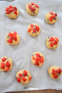 Cookies avec morceaux de fraises fraîches