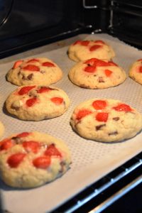 Cuisson des cookies aux fraises