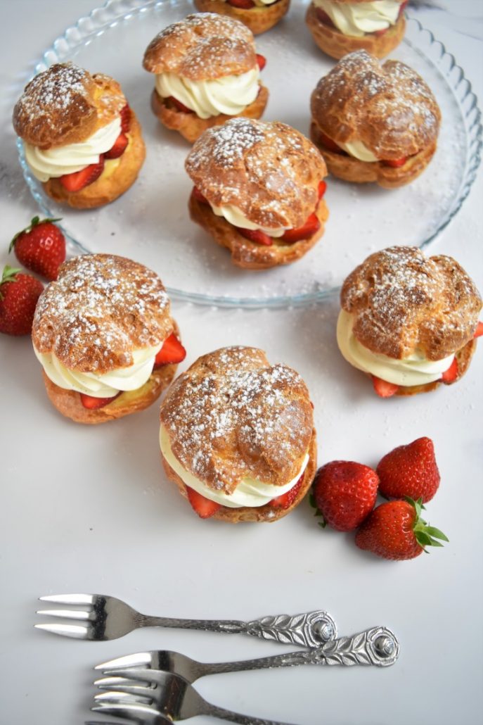 Choux aux fraises, ganache montée chocolat blanc et vanille, crème pâtissère caramel