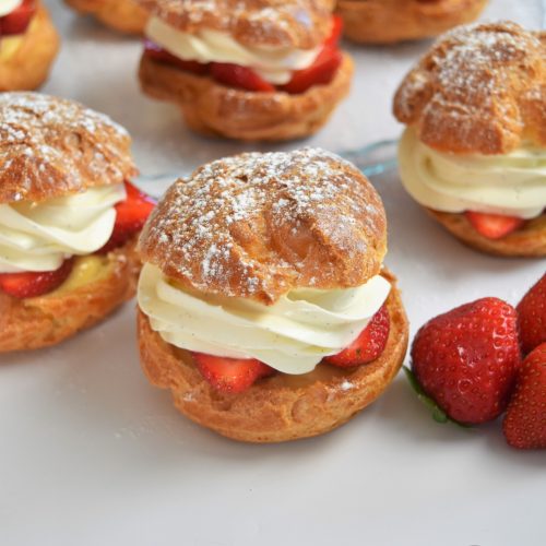 Choux à la fraise, crème caremel et ganache montée vanille