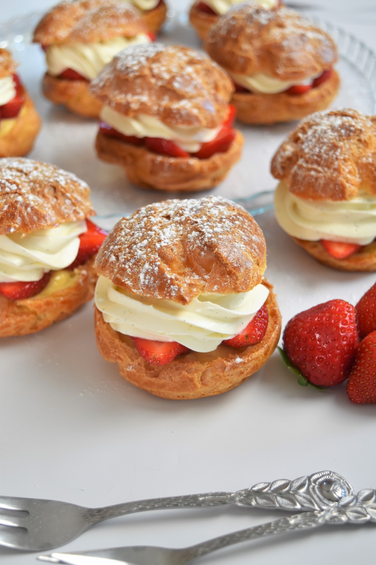 Choux à la fraise, crème caremel et ganache montée vanille