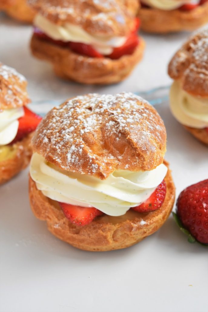 Choux à la fraise, crème pâtissière caramel et ganache montée vanille