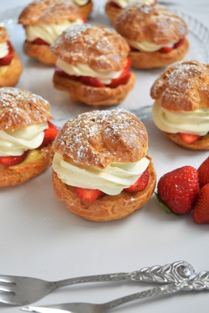 Choux aux fraises, crème caramel et ganache montée vanille chocolat blanc