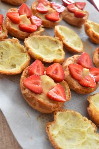 Choux crème caramel et fraises