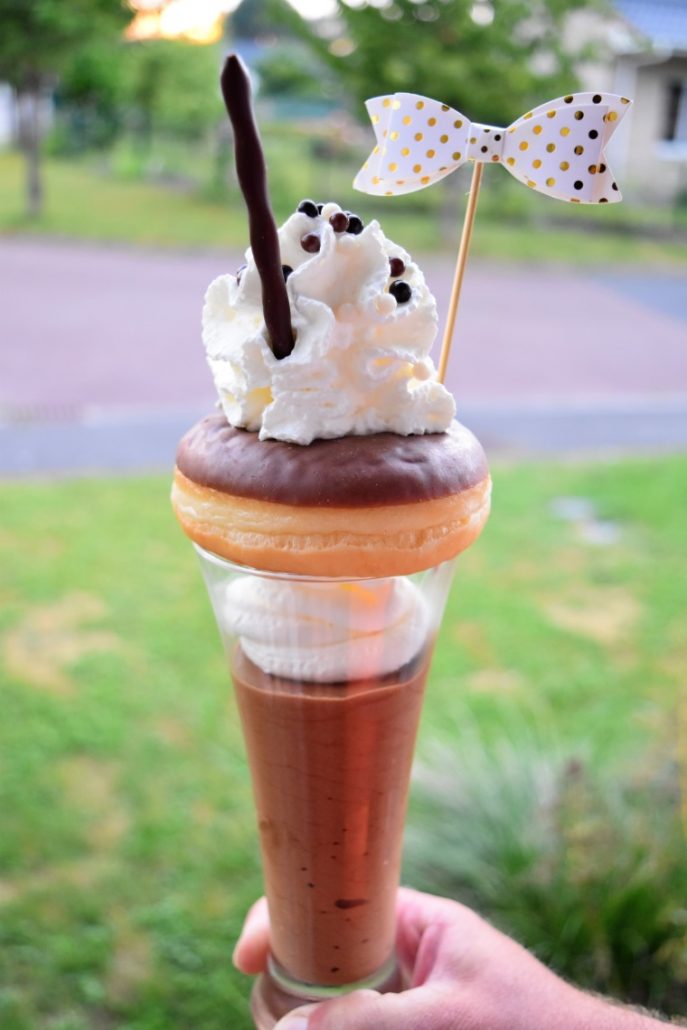 Mousse au chocolat, donut et chantilly