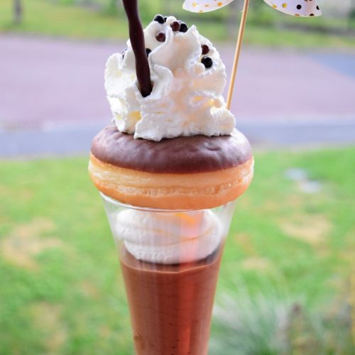 Mousse au chocolat, donut et chantilly