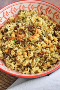 Riz basmati et riz sauvage aux pois chiches, raisins secs et oignons frits
