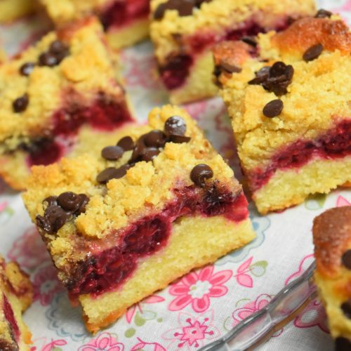 Cake crumble aux framboises et pépites de chocolat