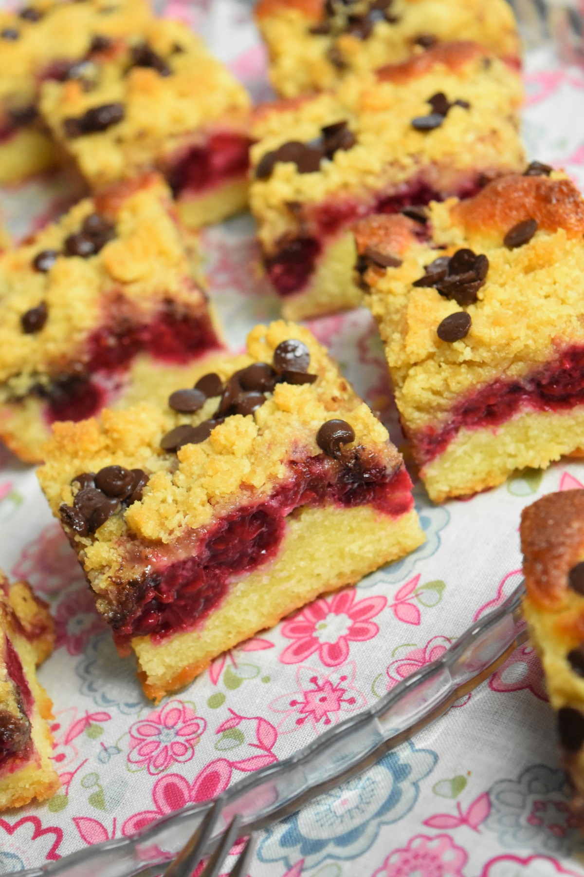 Cake crumble aux framboises et pépites de chocolat